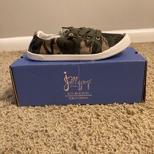 Jellypop Women’s Dallas Sneaker, Camo Size 6.5